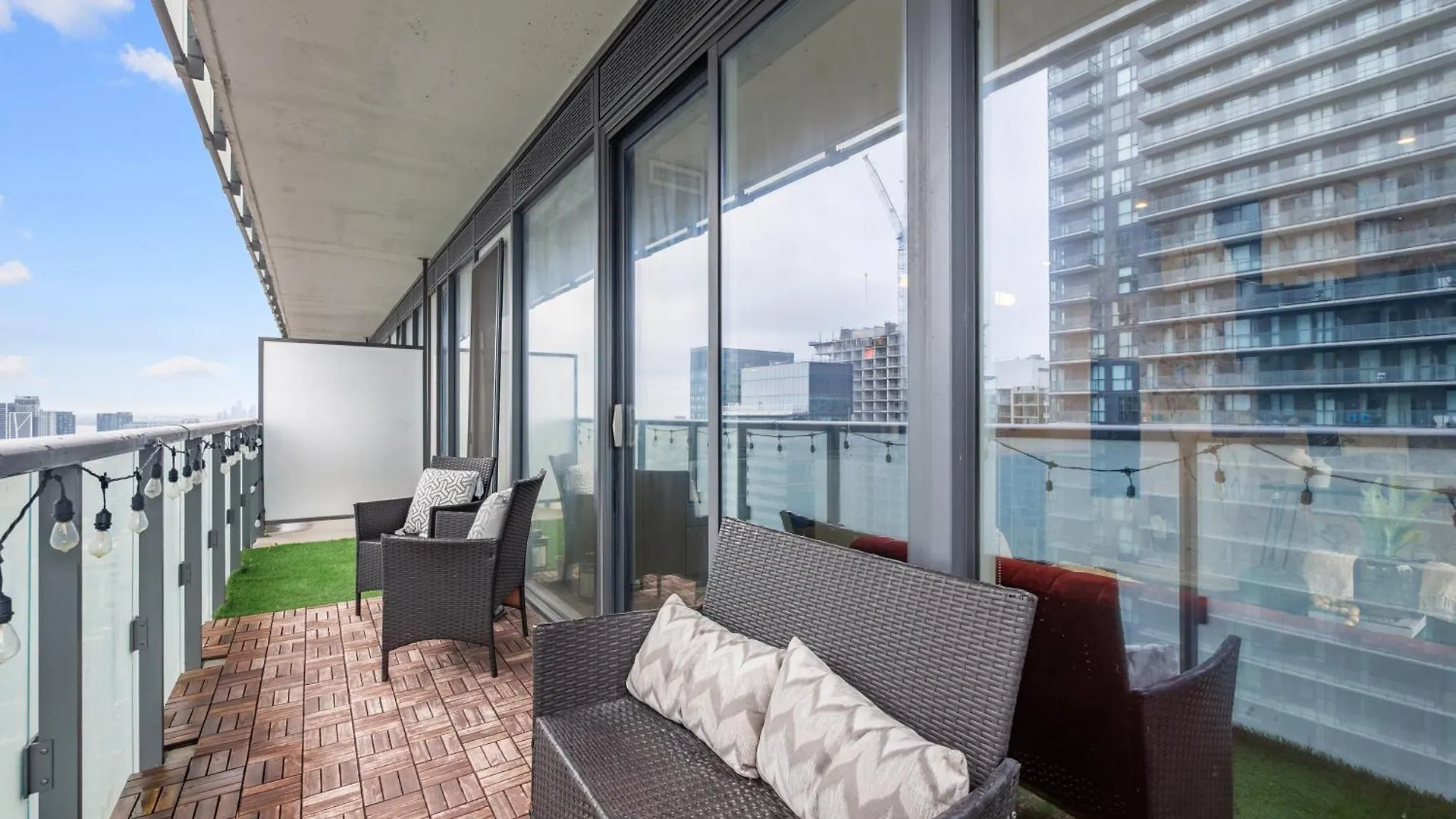 The Aventi Suites - Downtown Toronto - Across Tiff Bell Lightbox 0*,