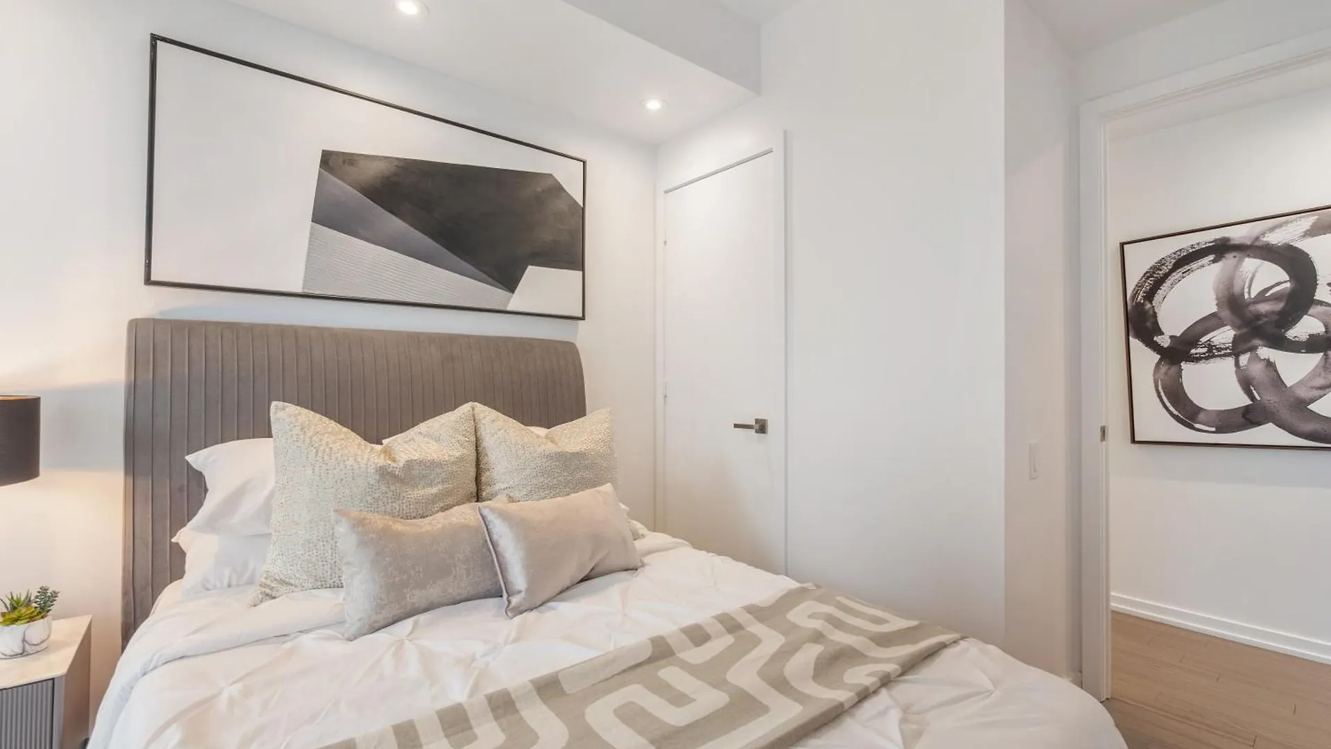 Apartment The Aventi Suites - Downtown Toronto - Across Tiff Bell Lightbox Canada